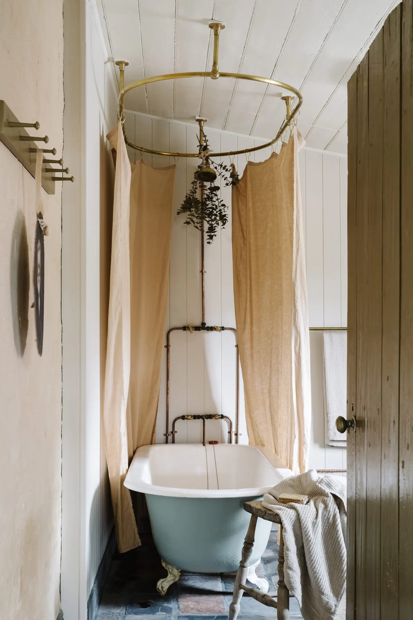 salle de bain rustique avec baignoire sur pieds