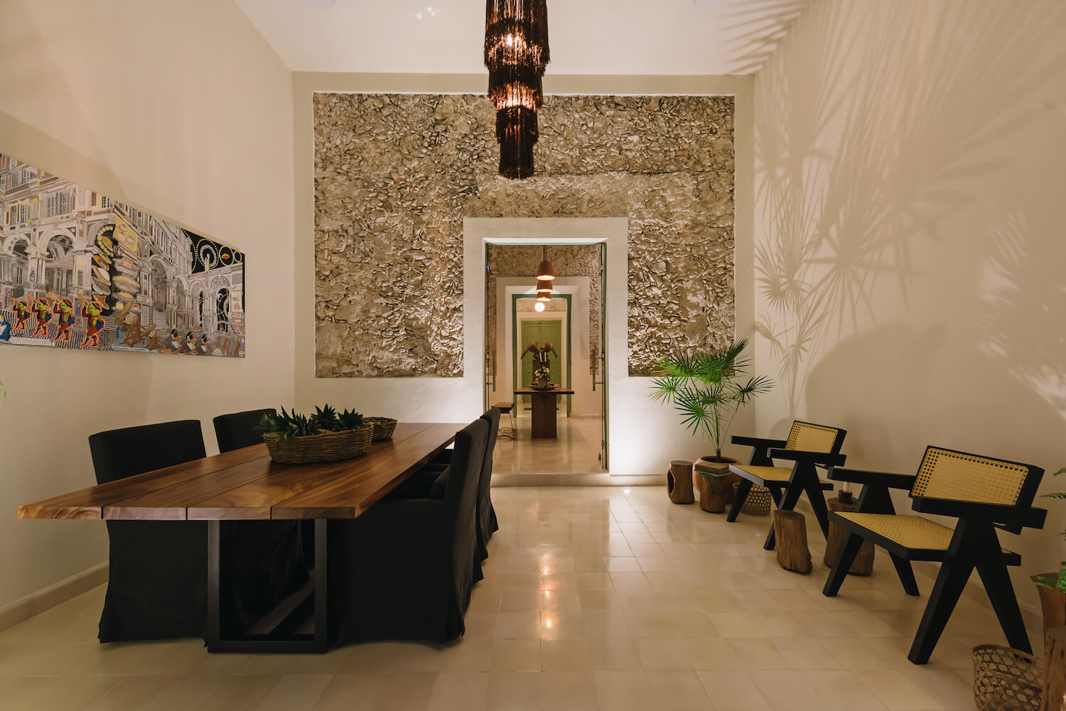 salle à manger avec mur en pierres