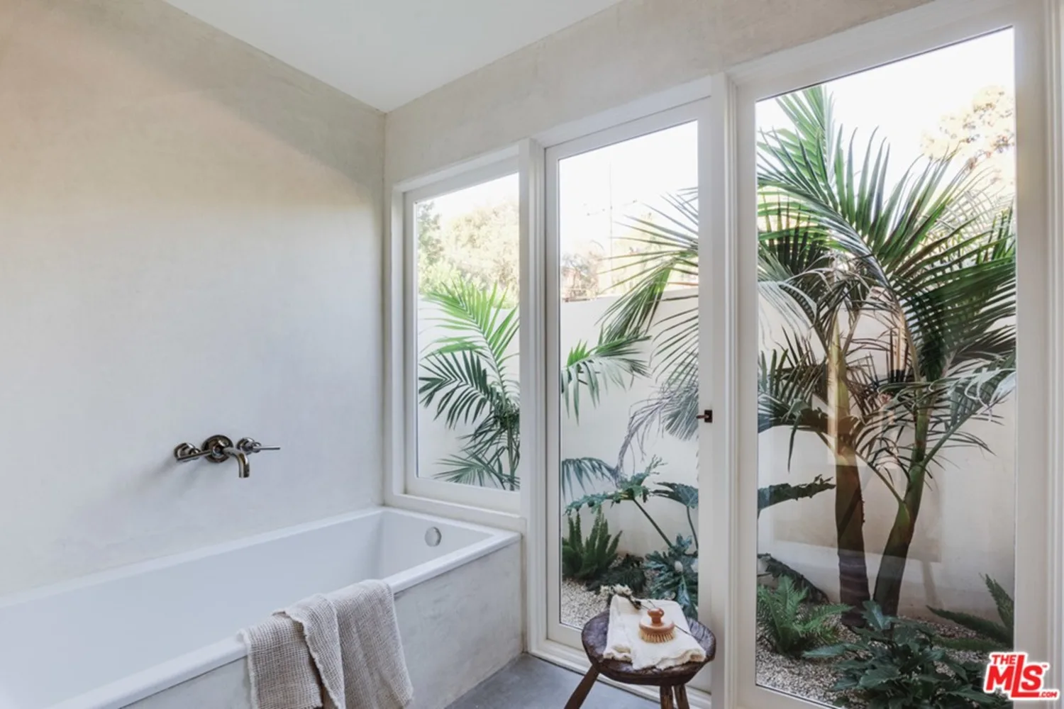 salle de bain avec patio