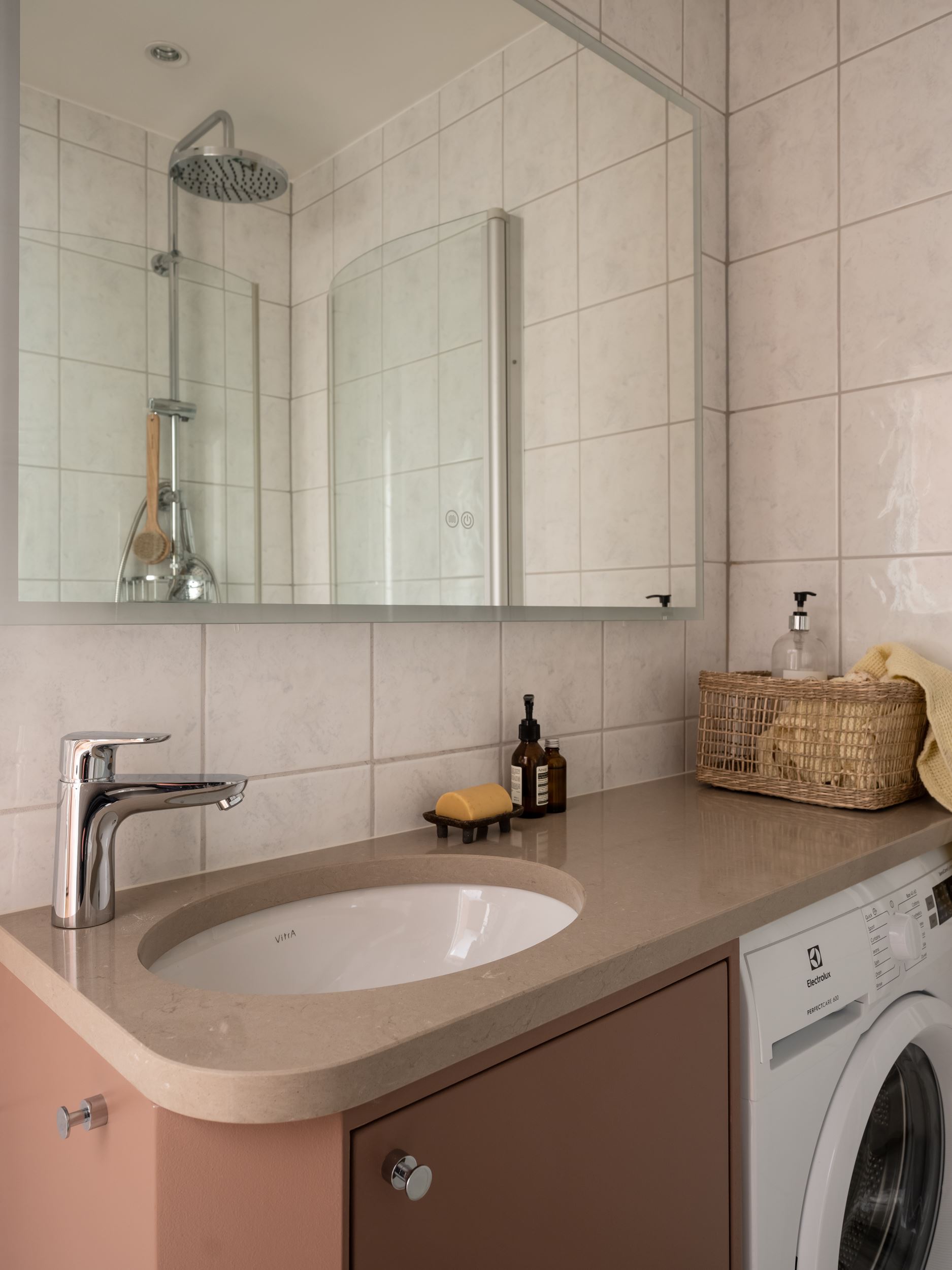 meuble de salle de bain rose