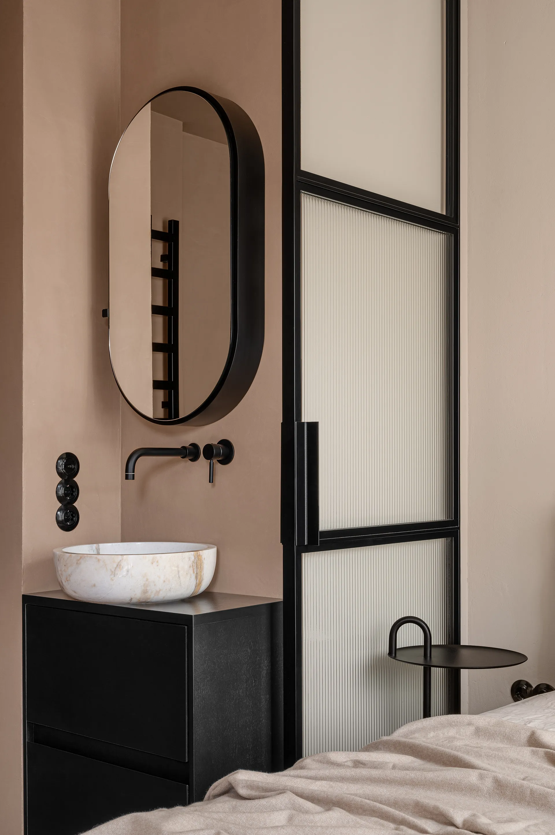 salle de bain design métal noir et verre strié salle de bain design métal noir et verre strié