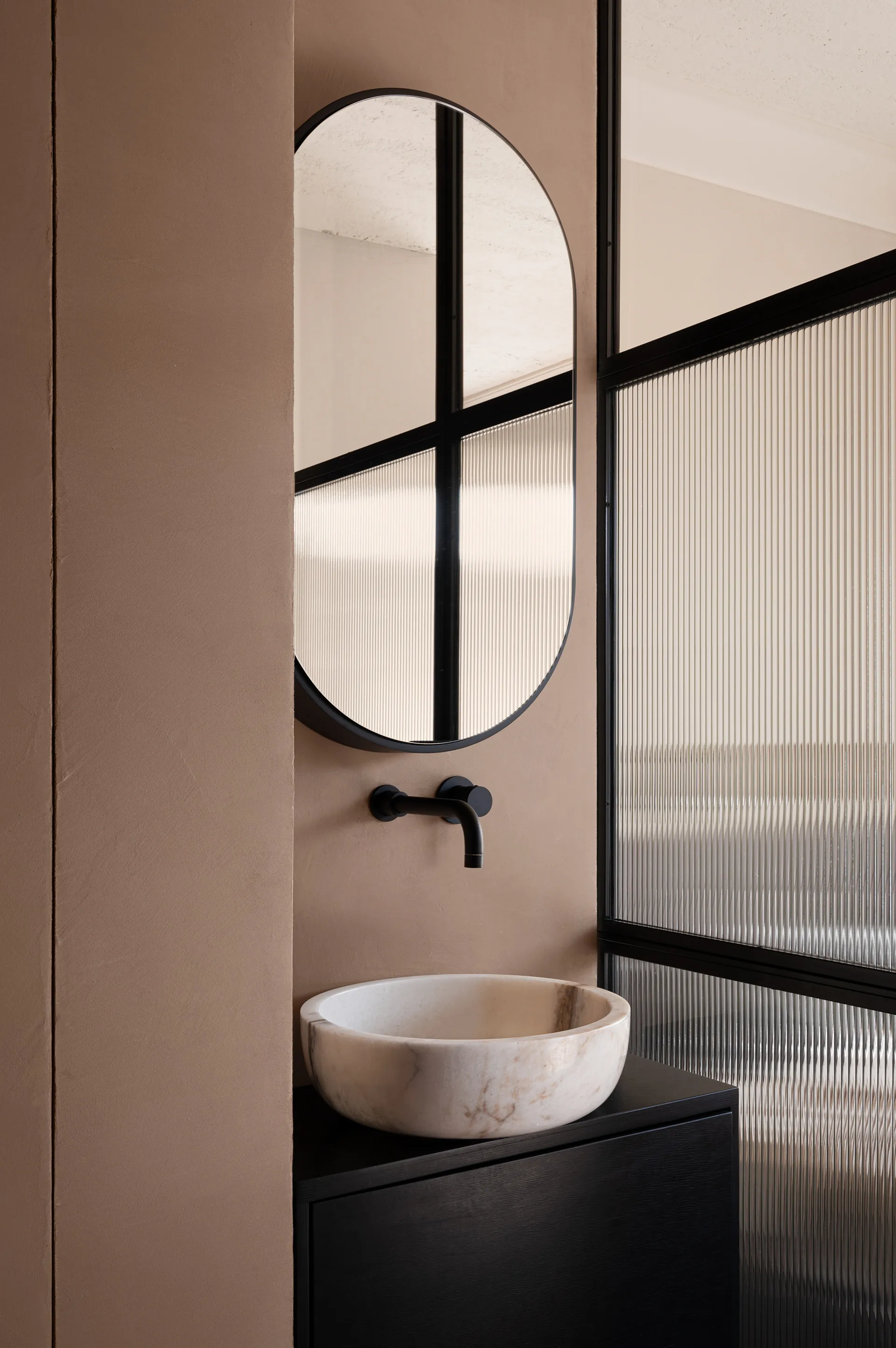 salle de bain design métal noir et verre strié salle de bain design métal noir et verre strié