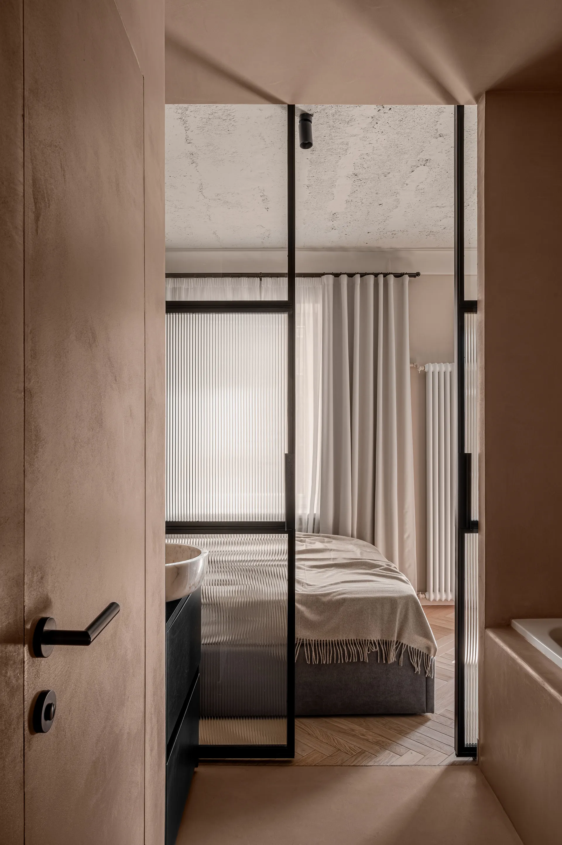 salle de bain design métal noir et verre strié salle de bain design métal noir et verre strié