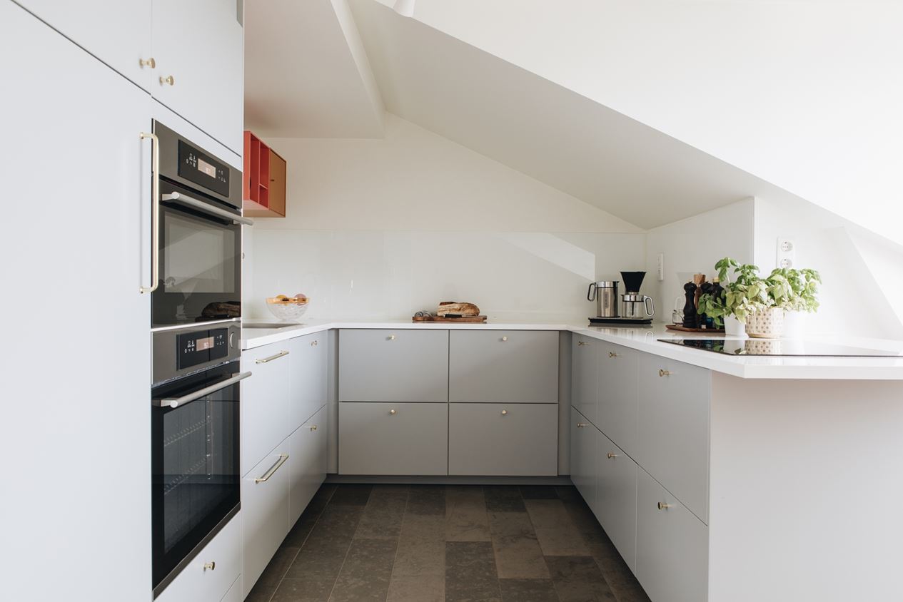 cuisine design blanche sous combles
