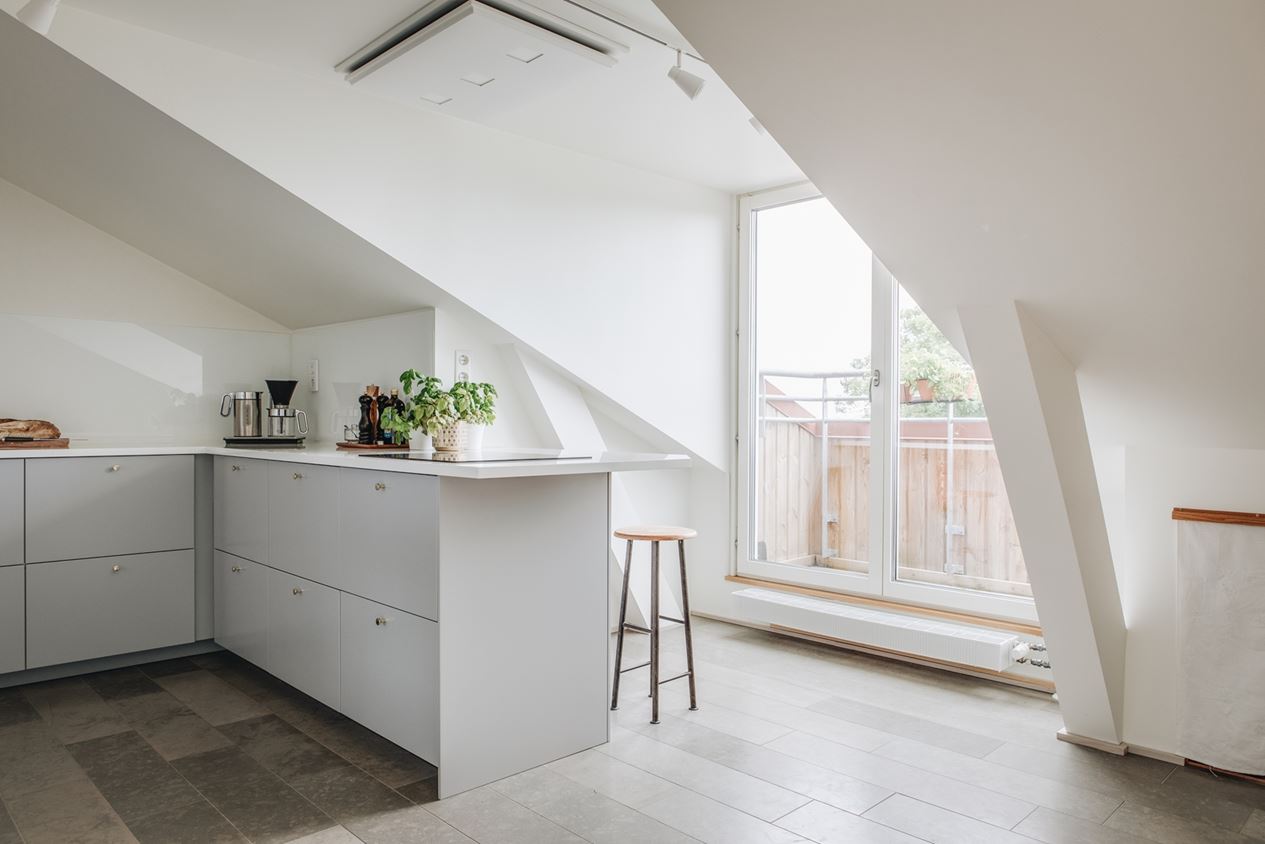 cuisine design blanche sous combles