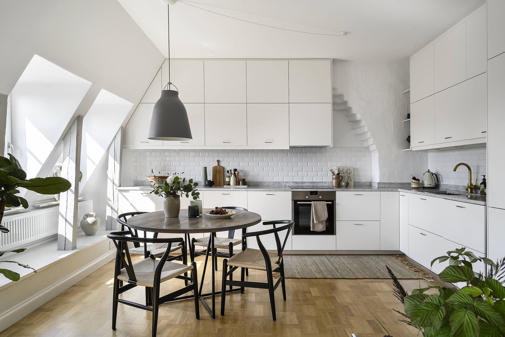 cuisine ouverte design blanche appartement contemporain en duplex cuisine ouverte design blanche appartement contemporain en duplex