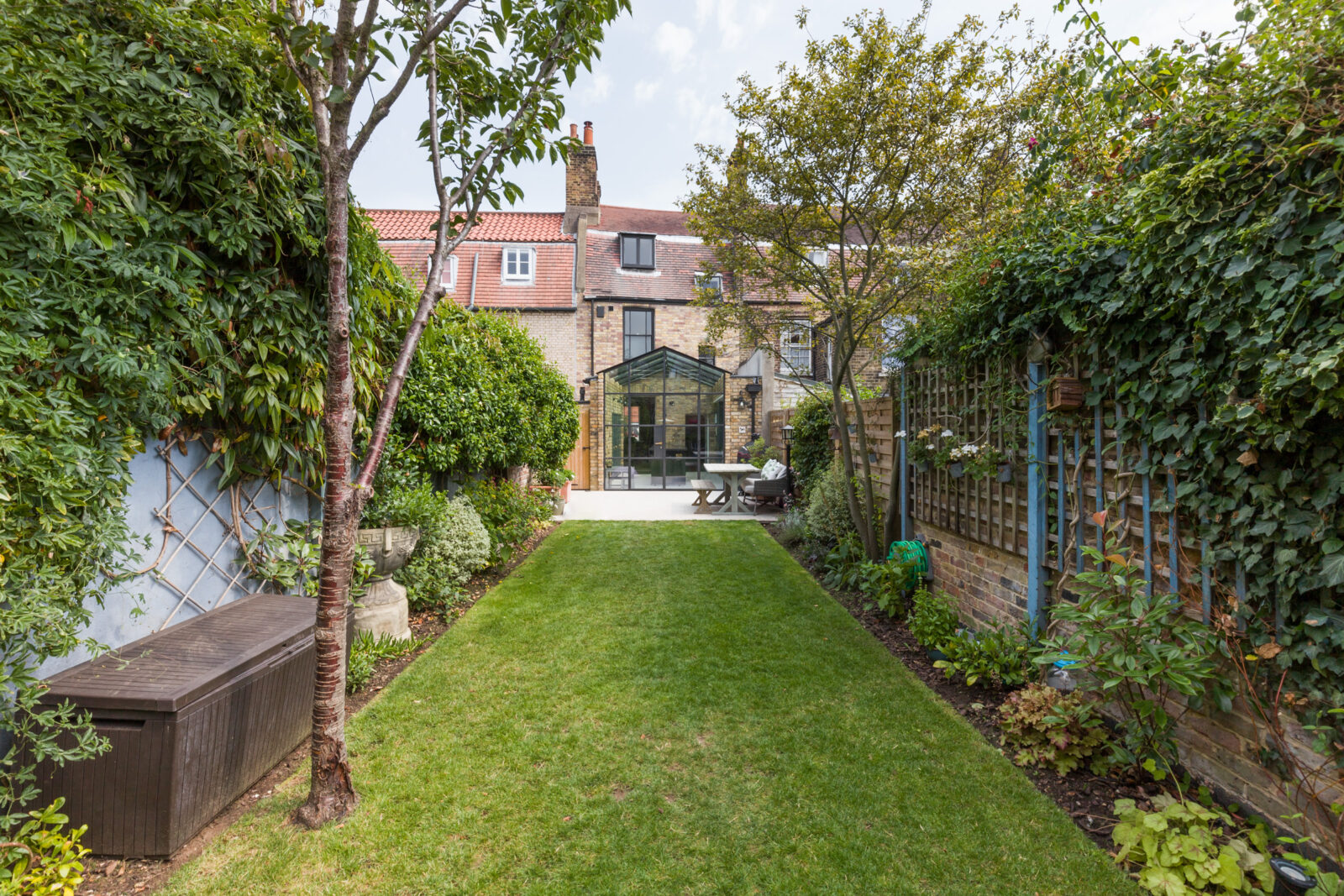 jardin maison avec extension vitrée