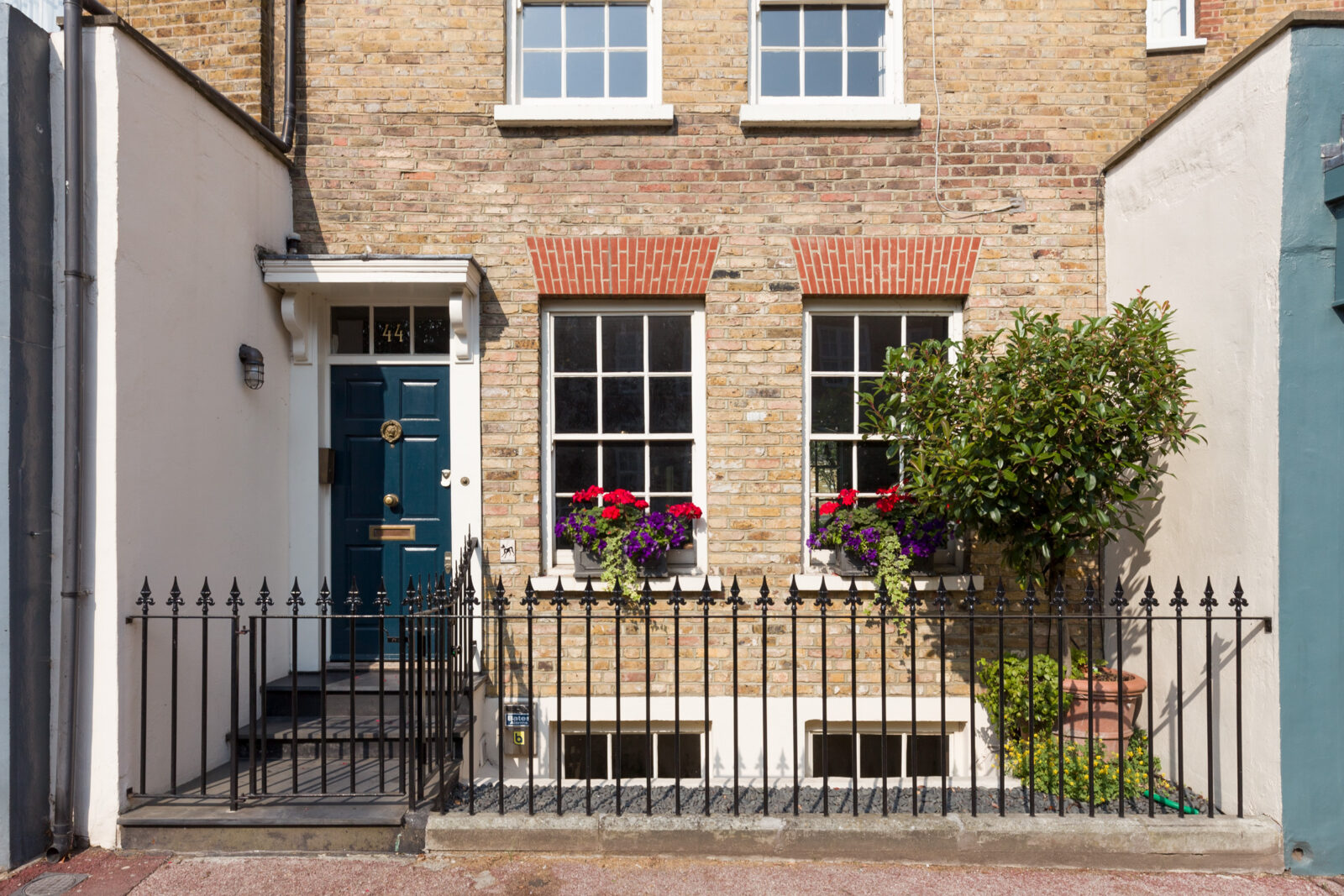 façade rue maison avec extension vitrée