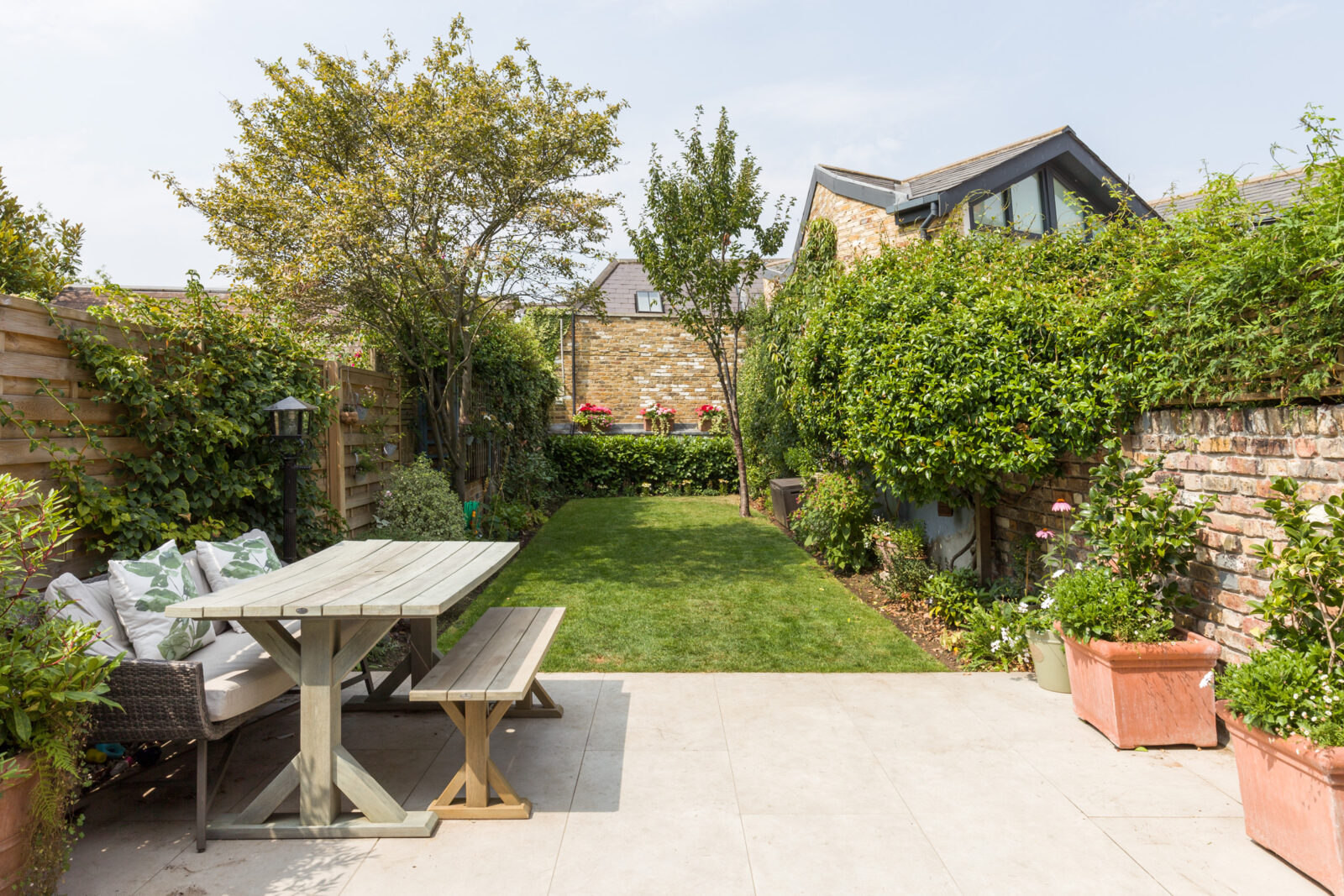jardin maison avec extension vitrée