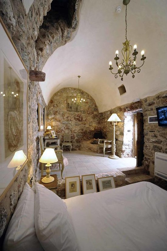 chambre maison ancienne en pierres avec terrasse et bassin chambre maison ancienne en pierres avec terrasse et bassin
