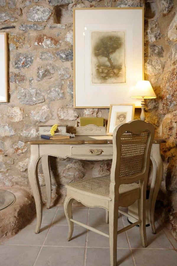 chambre maison ancienne en pierres avec terrasse et bassin chambre maison ancienne en pierres avec terrasse et bassin