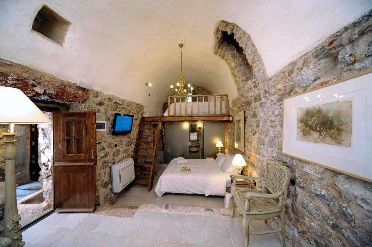 chambre maison ancienne en pierres avec terrasse et bassin chambre maison ancienne en pierres avec terrasse et bassin