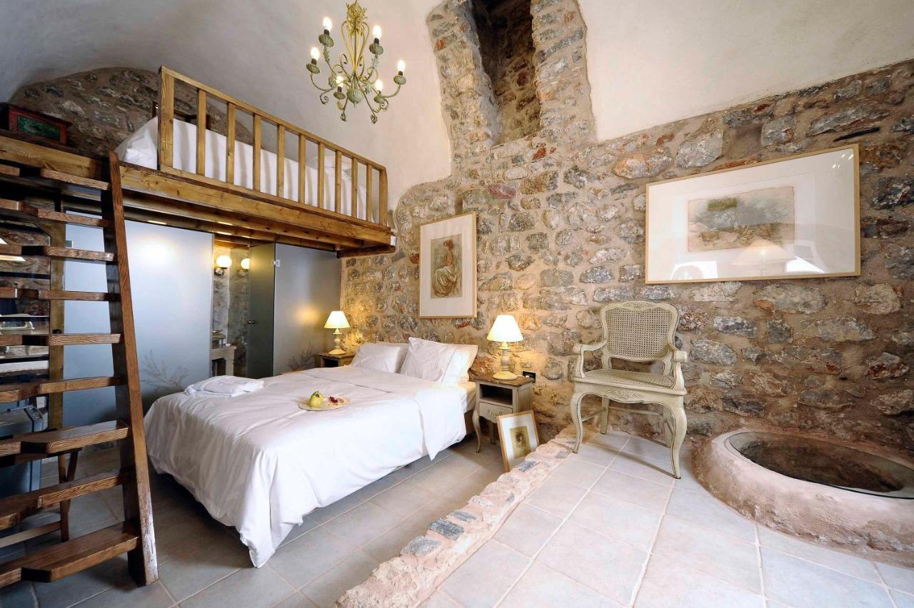 chambre maison ancienne en pierres avec terrasse et bassin chambre maison ancienne en pierres avec terrasse et bassin