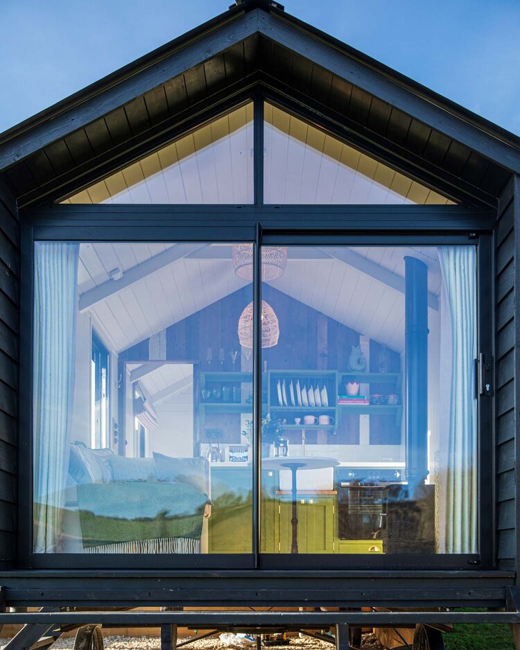 façade vitrée mini maison en bois dans la campagne façade vitrée mini maison en bois dans la campagne
