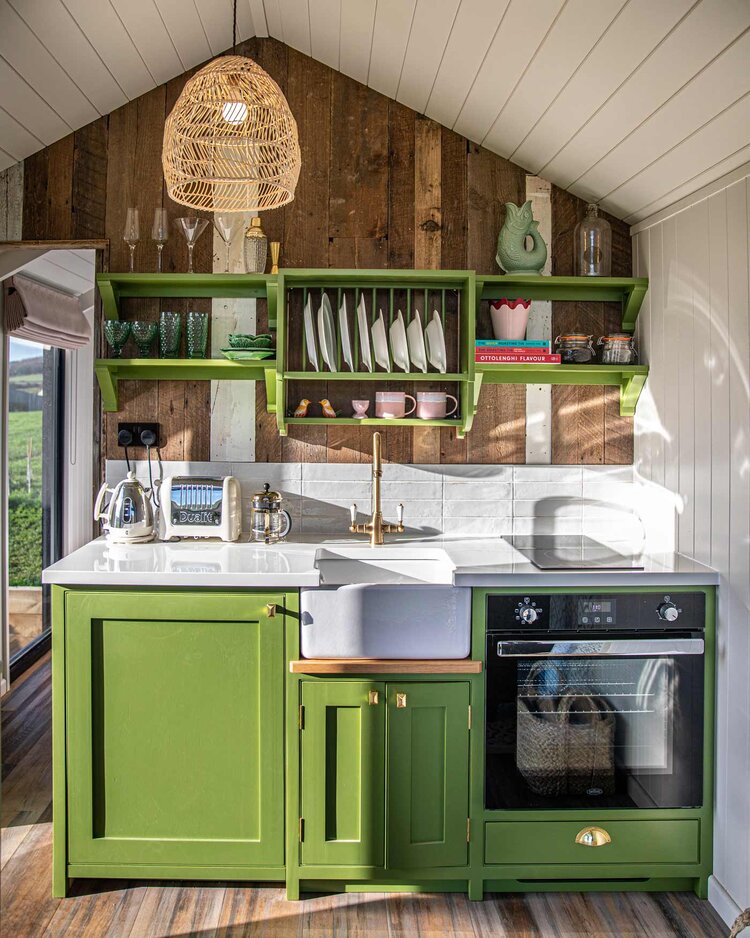cuisine verte mini maison en bois dans la campagne cuisine verte mini maison en bois dans la campagne