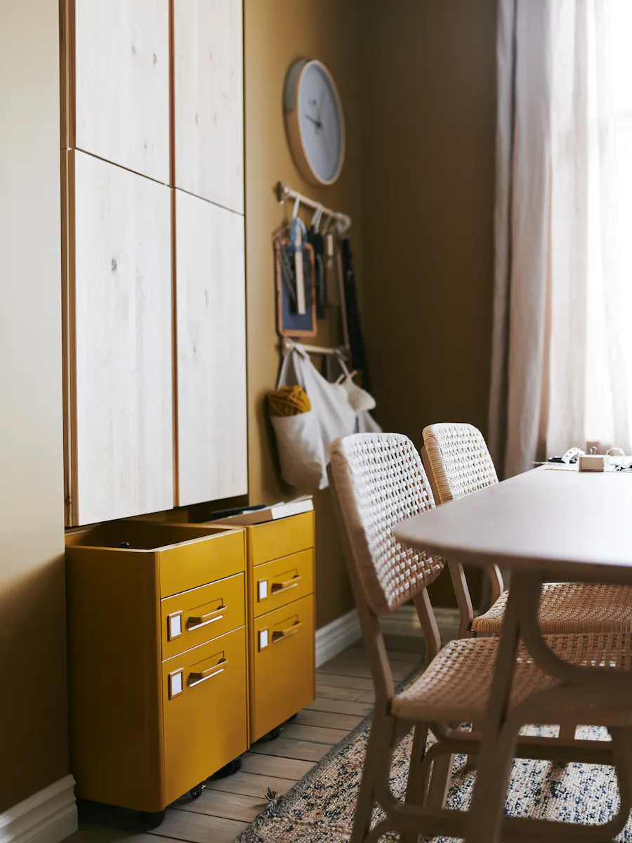 salle à manger IKEA murs jaune moutarde