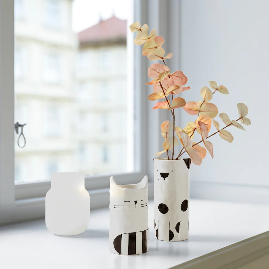 vase noir et blanc chat
