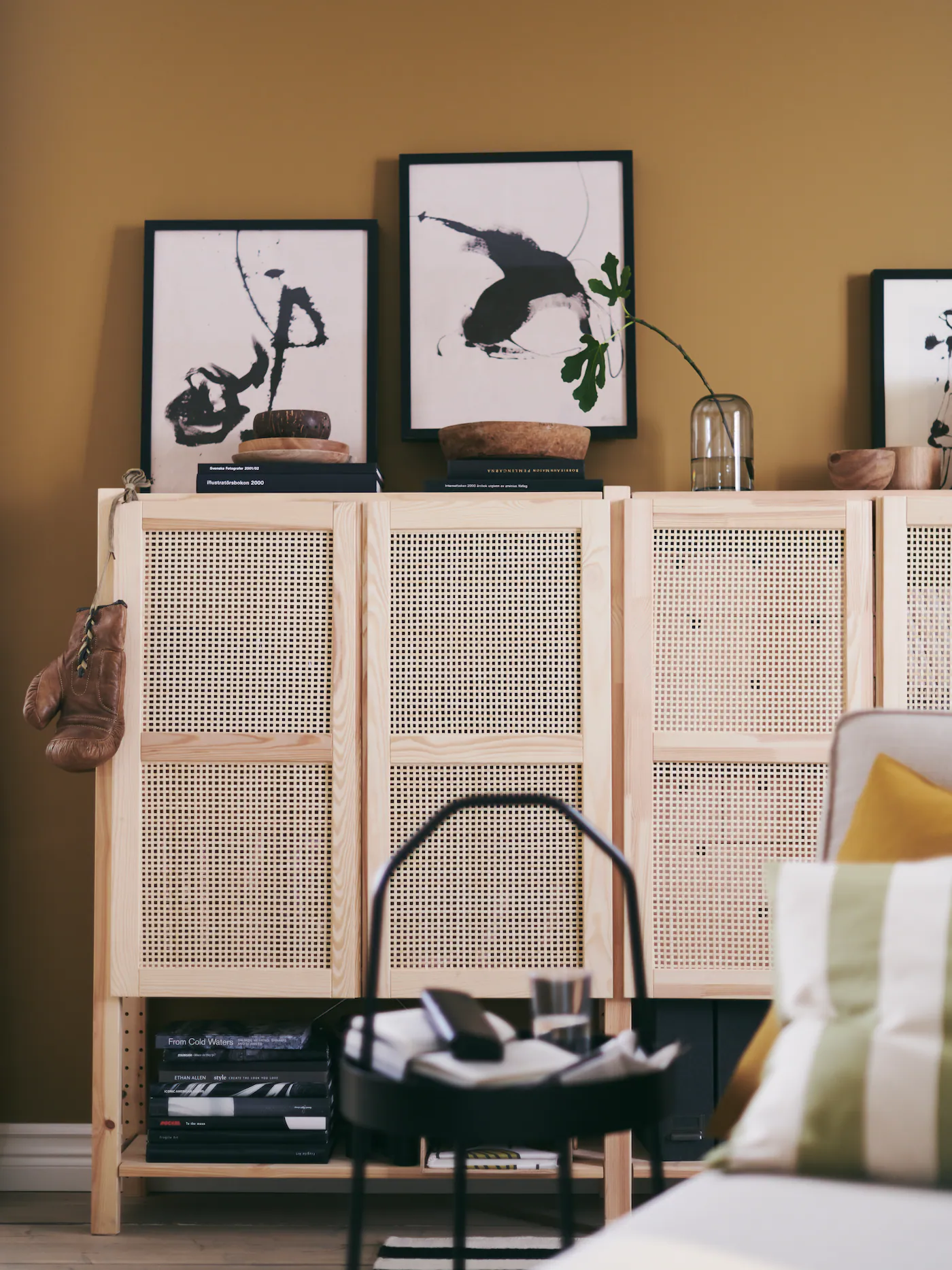 salon IKEA murs jaune moutarde