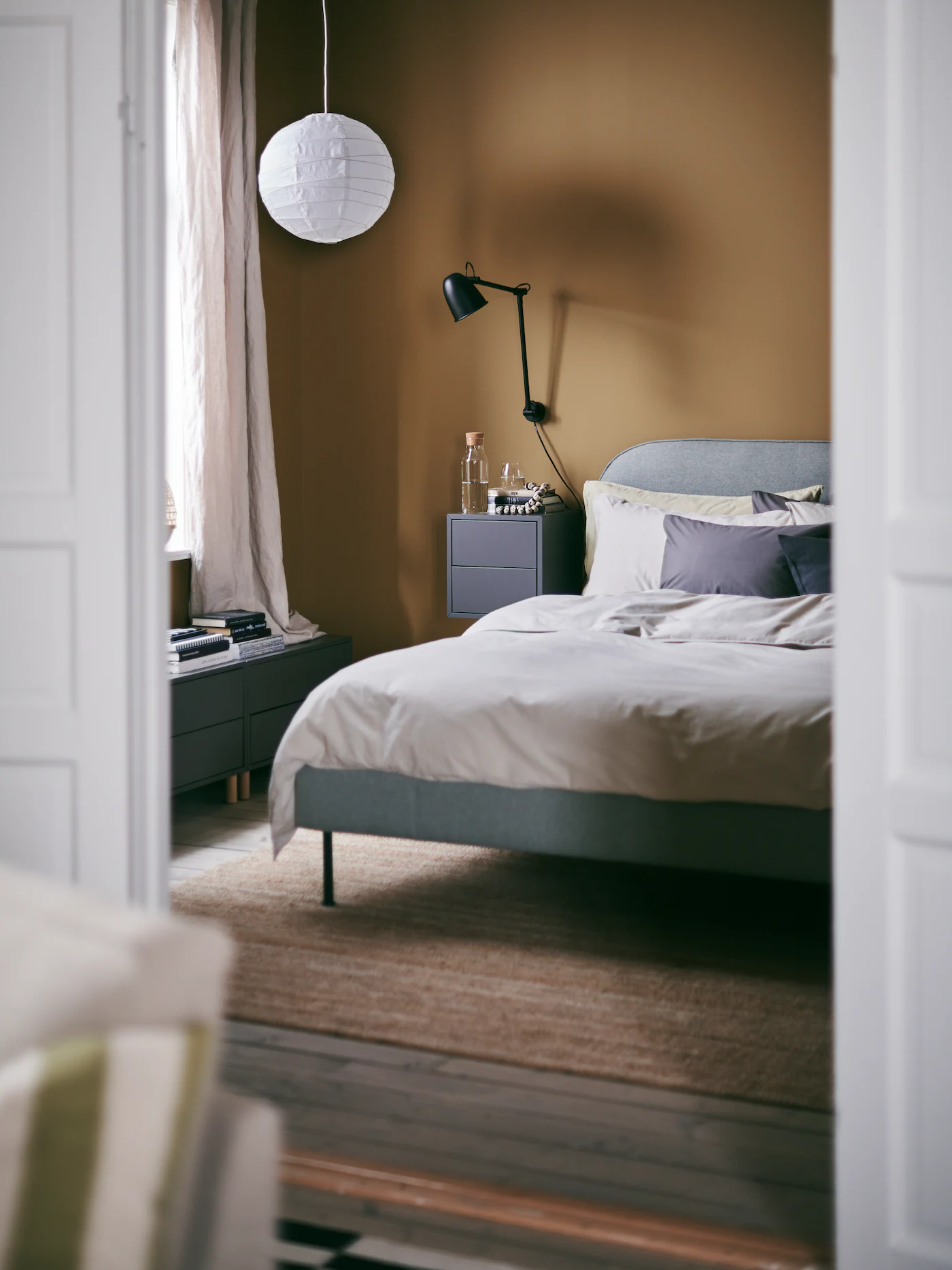 chambre déco scandinave murs moutarde