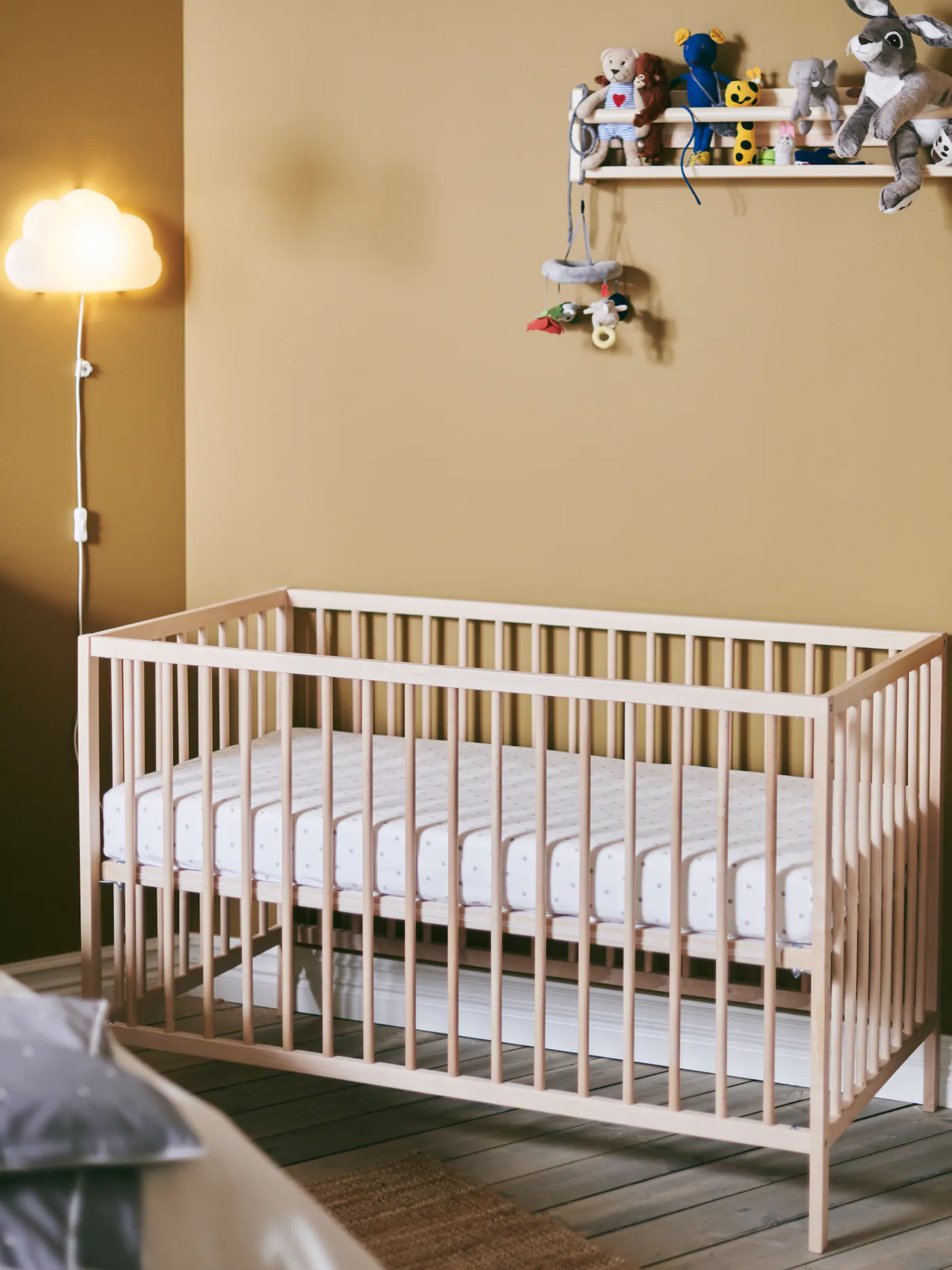 chambre bébé déco scandinave murs moutarde