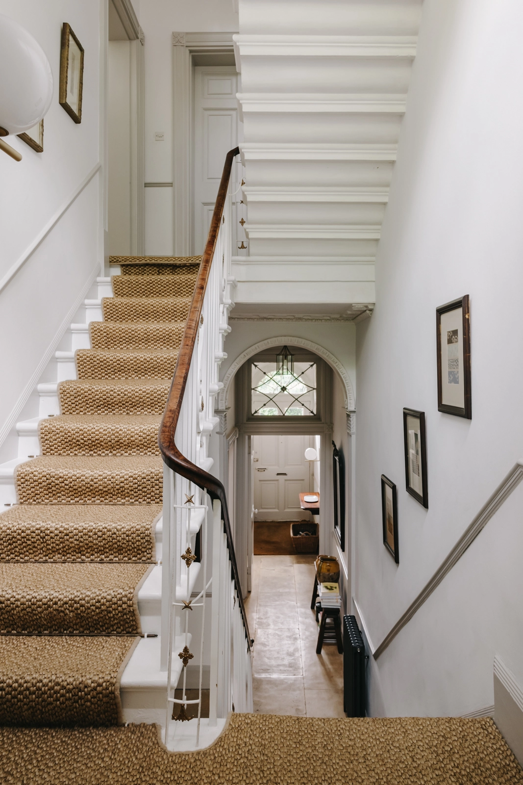 escalier ancien peint en blanc
