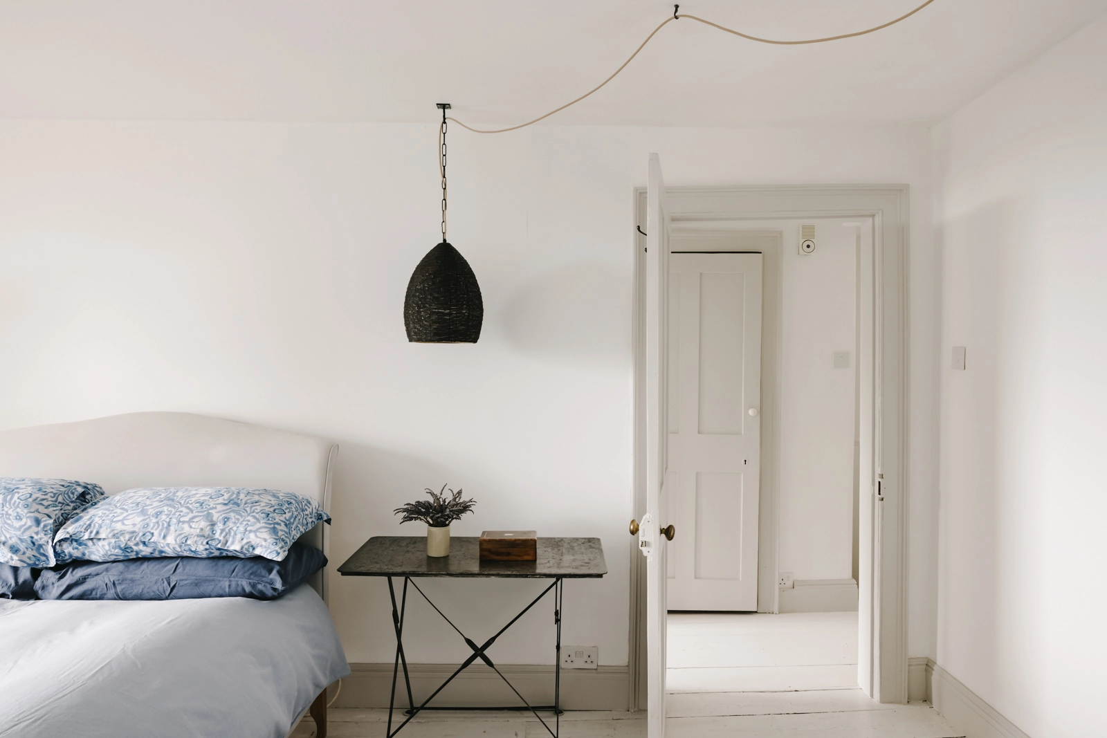 chambre blanche et bleue