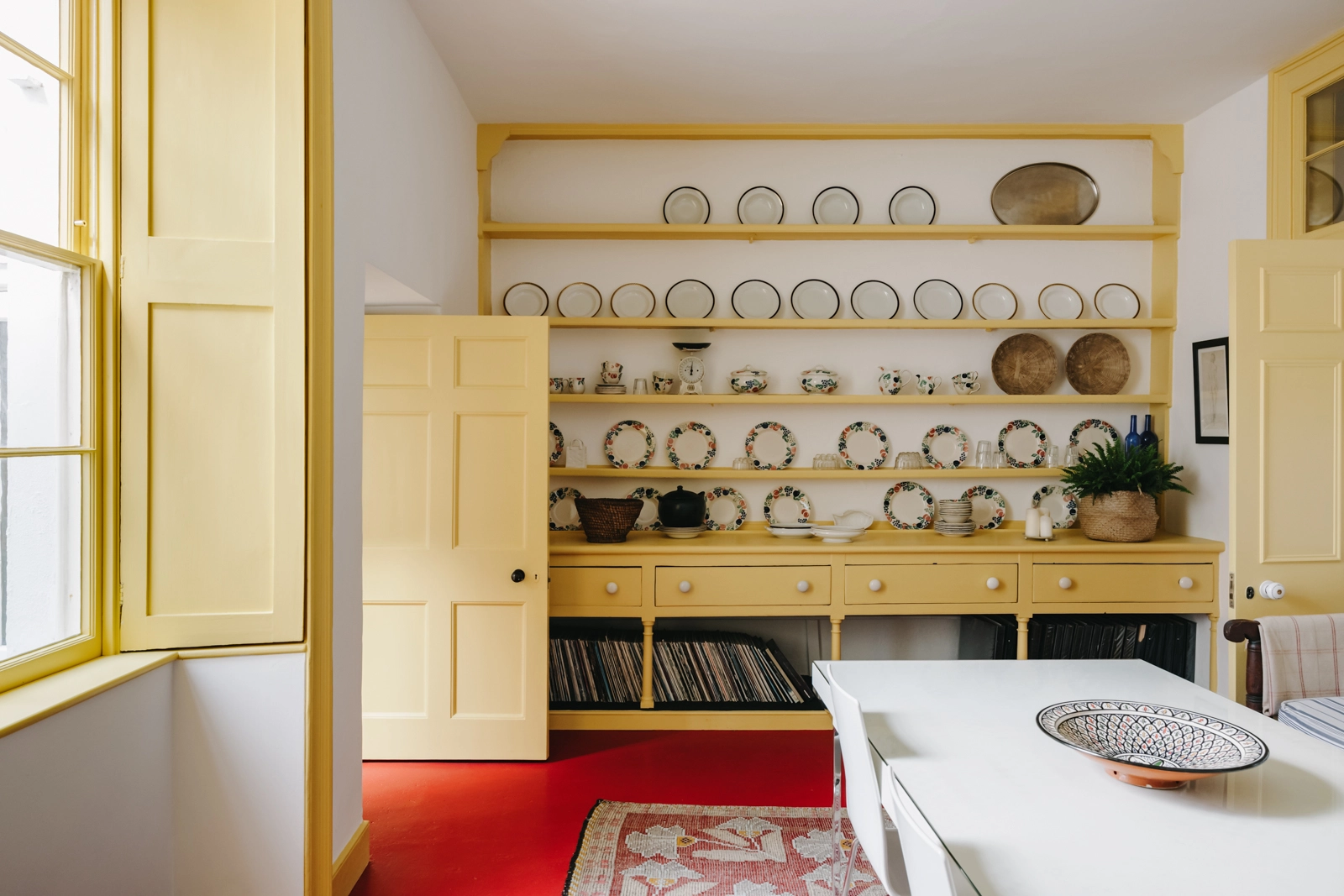 salle à manger jaune maison de ville accolée