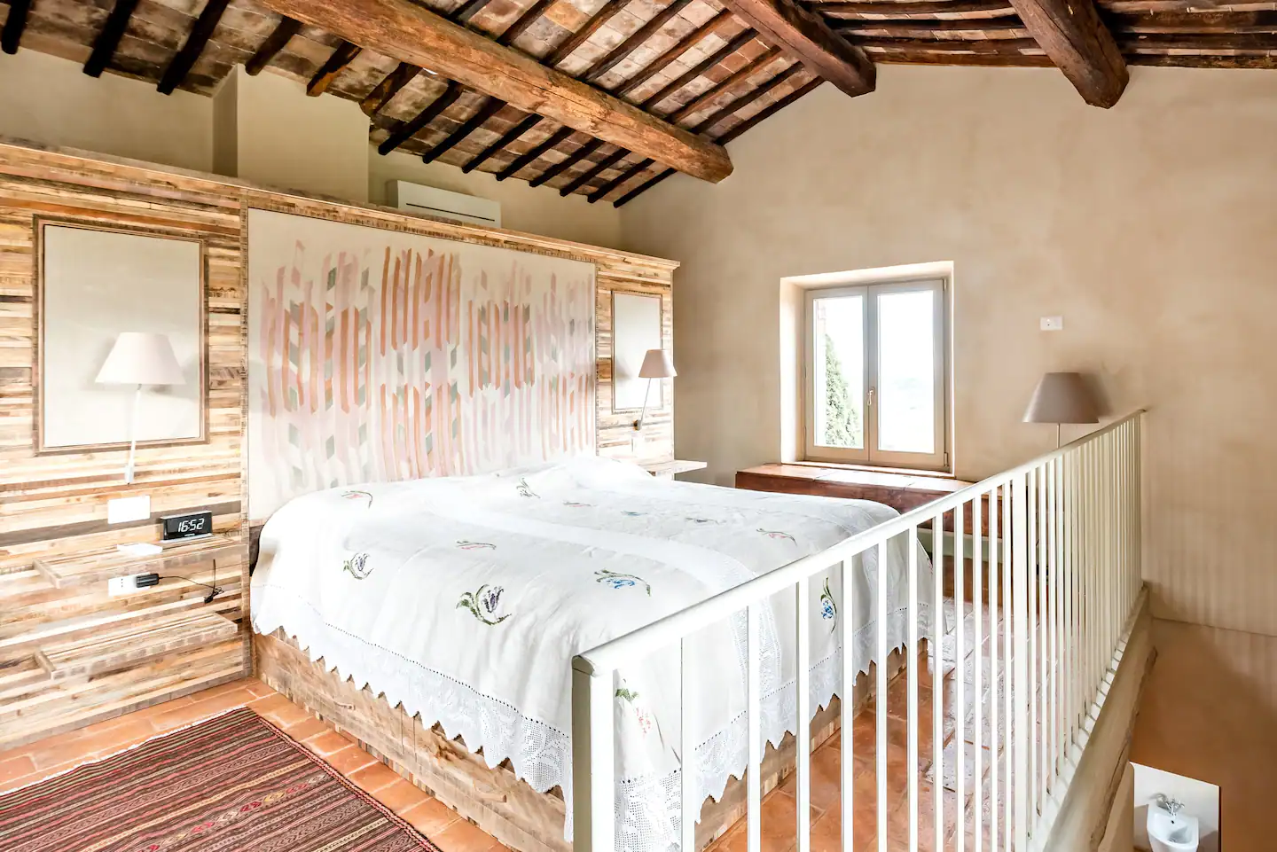 chambre avec poutres maison rénovée chambre avec poutres maison rénovée