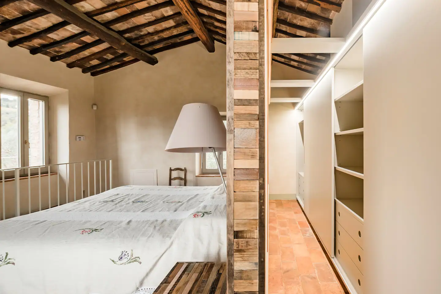 chambre avec dressing et poutres maison rénovée chambre avec dressing et poutres maison rénovée
