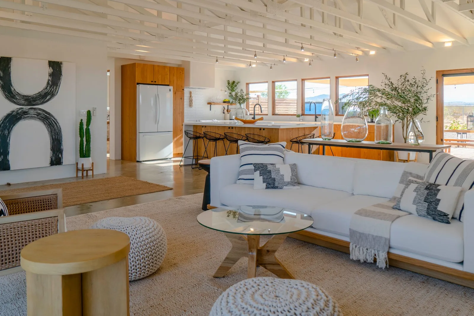 salon maison Joshua Tree avec piscine container vitrée 