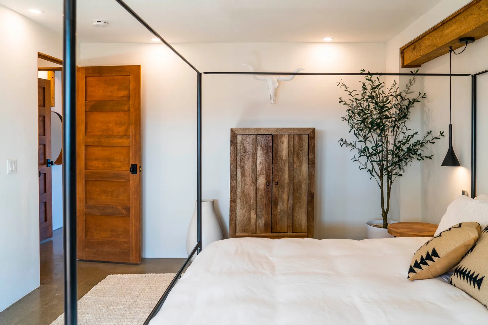 chambre avec lit à baldaquin métal