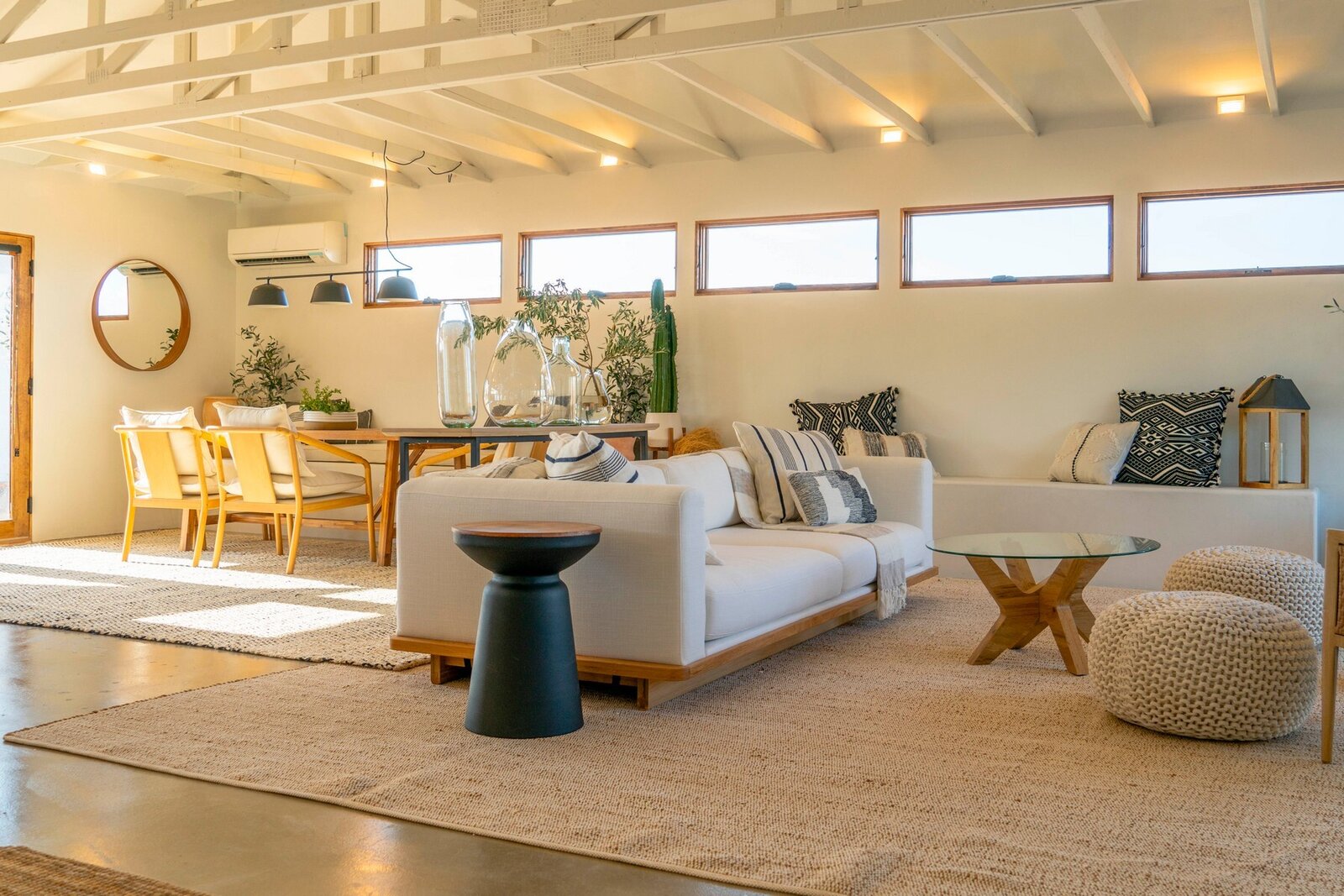 salon maison Joshua Tree avec piscine container vitrée 