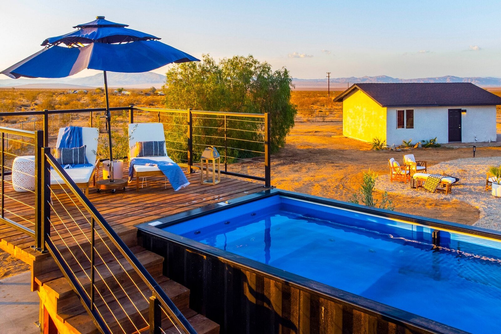 piscine container vitrée avec deck bois