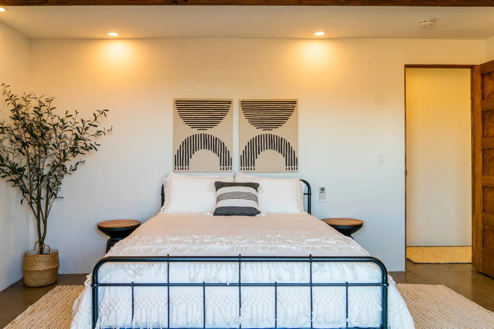 chambre avec lit métal