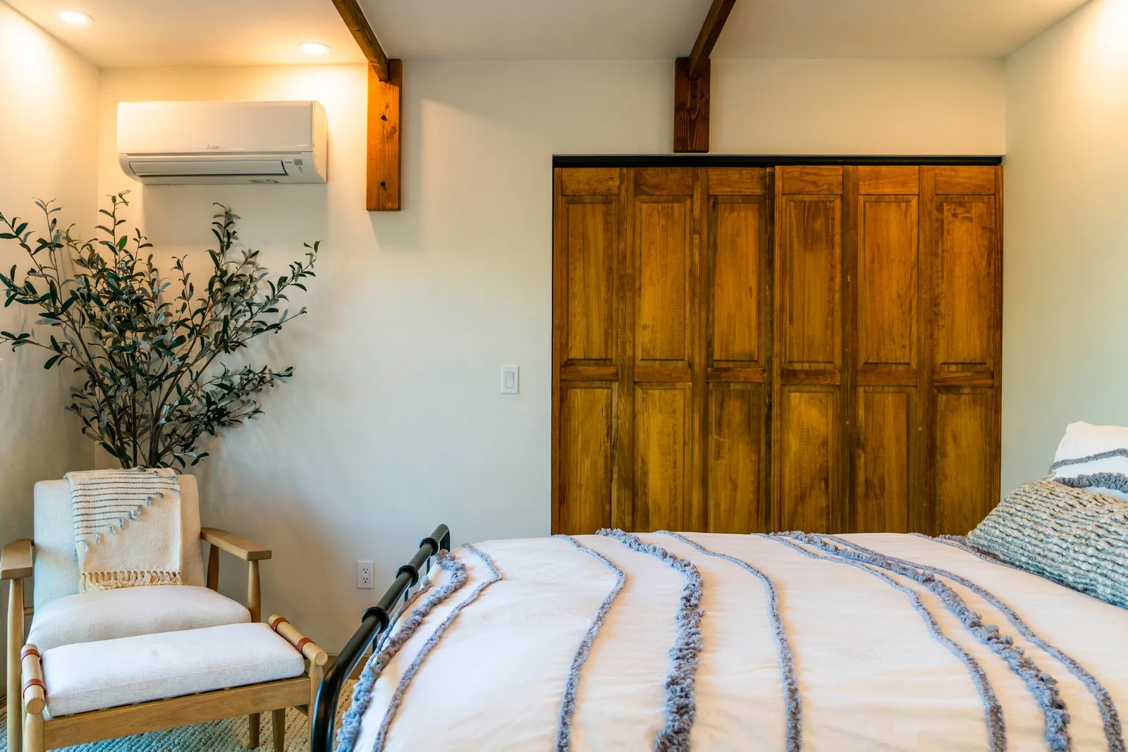chambre avec placards bois