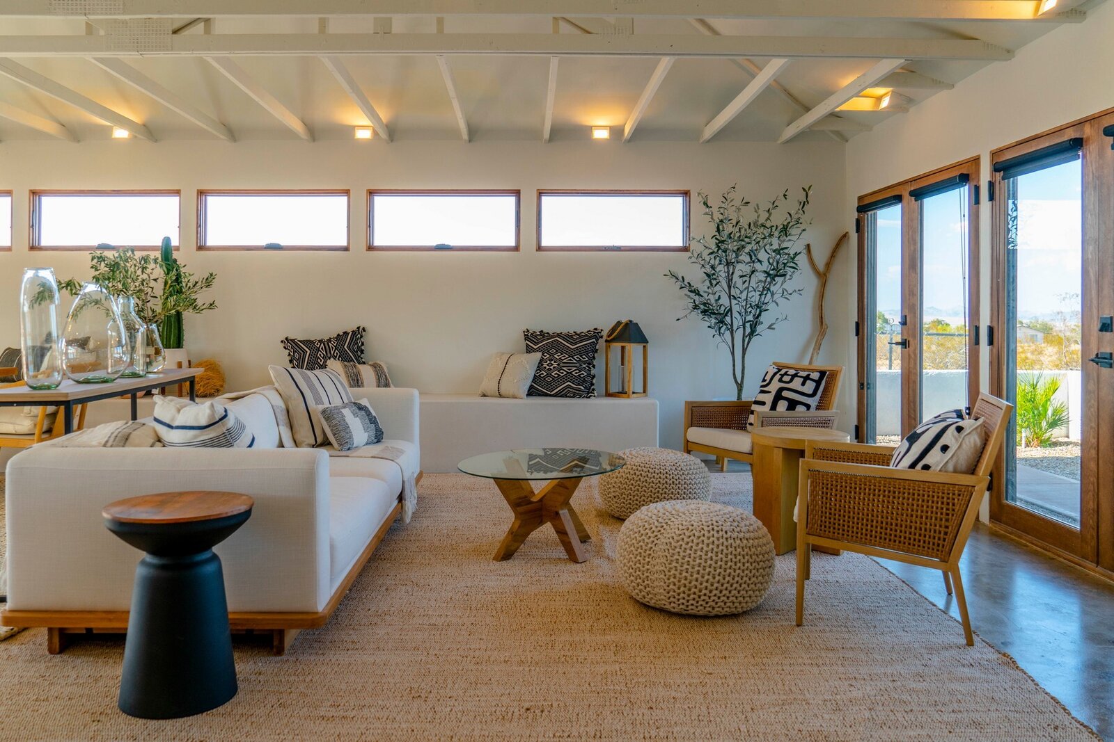 salon maison Joshua Tree avec piscine container vitrée 