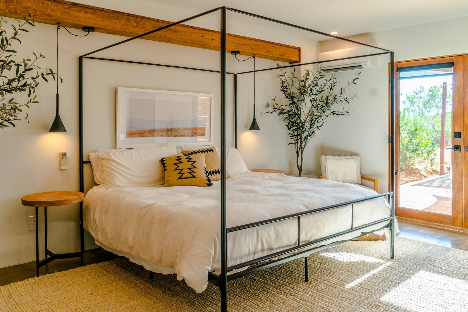 chambre avec lit à baldaquin métal