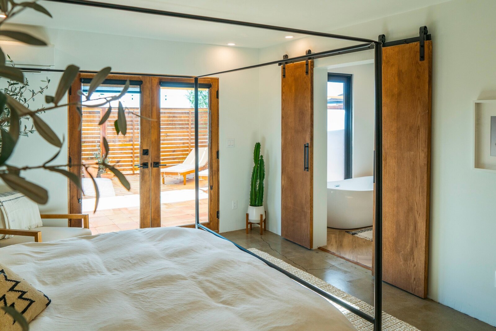 chambre avec lit à baldaquin métal