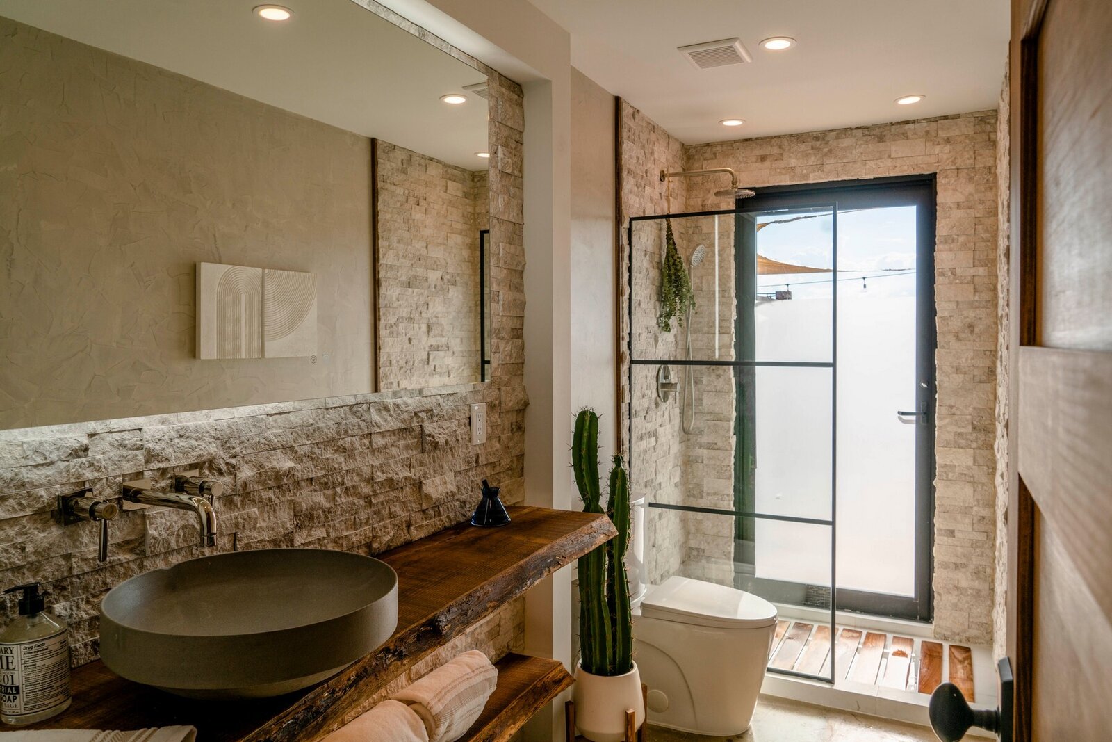 salle de bain mur de pierres