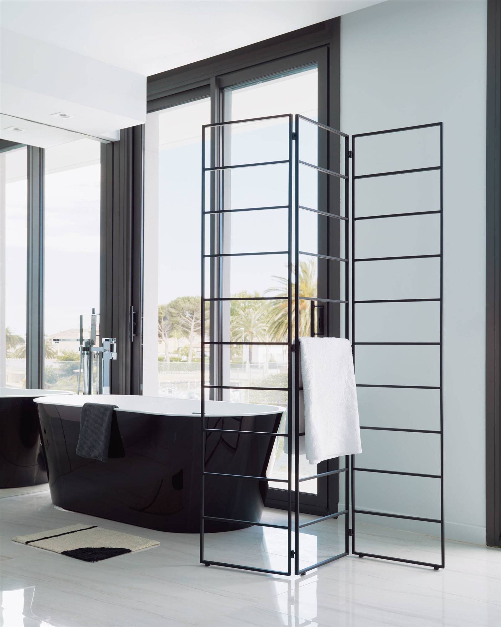 salle de bain baignoire noire design paravent métal noir