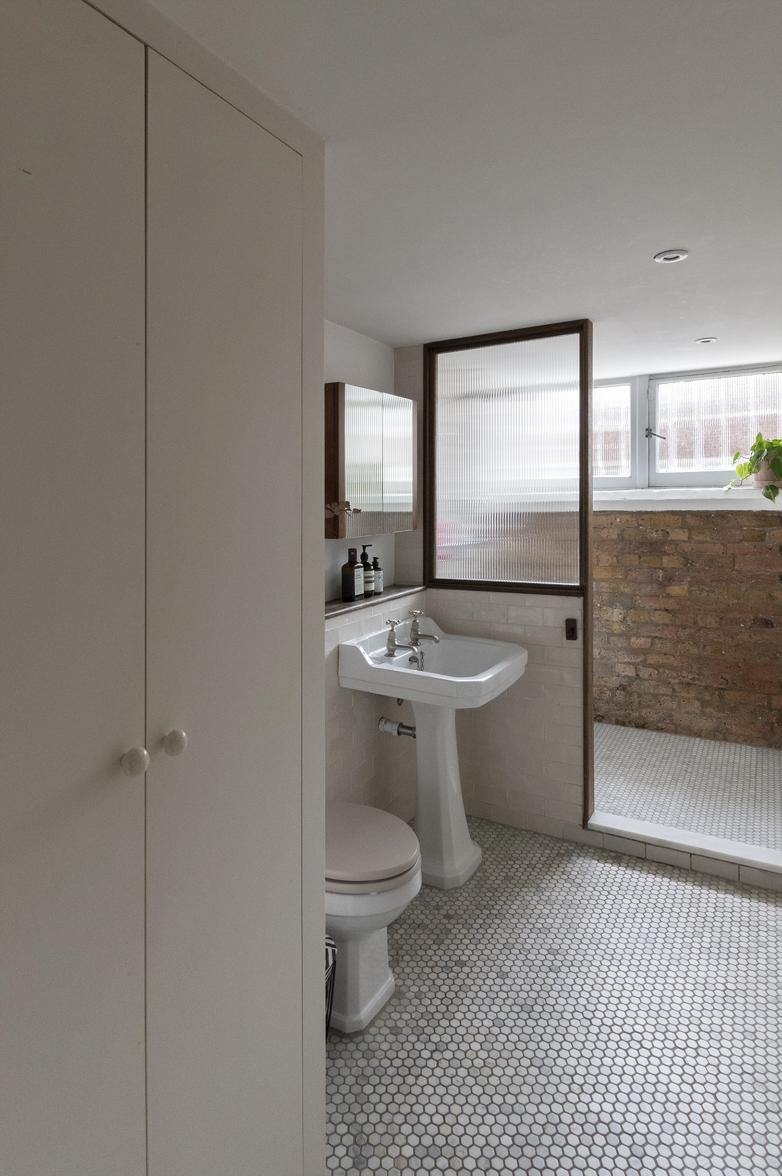 salle de bain vintage avec émaux de briare