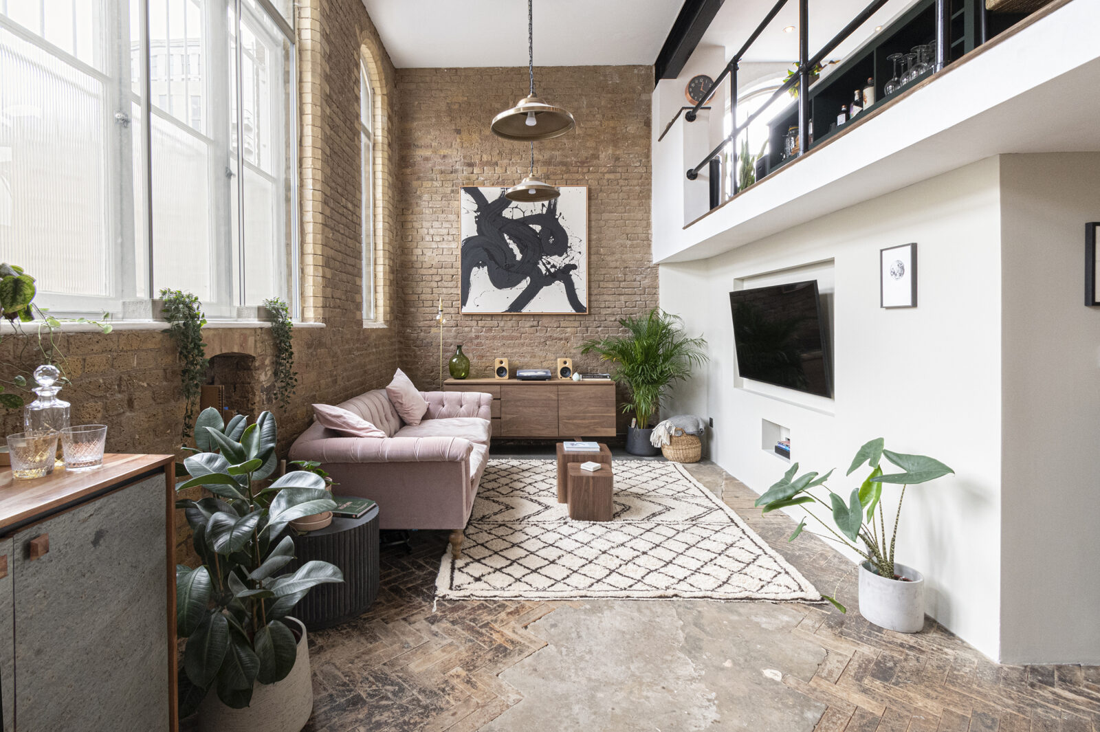 salon loft avec canapé rose