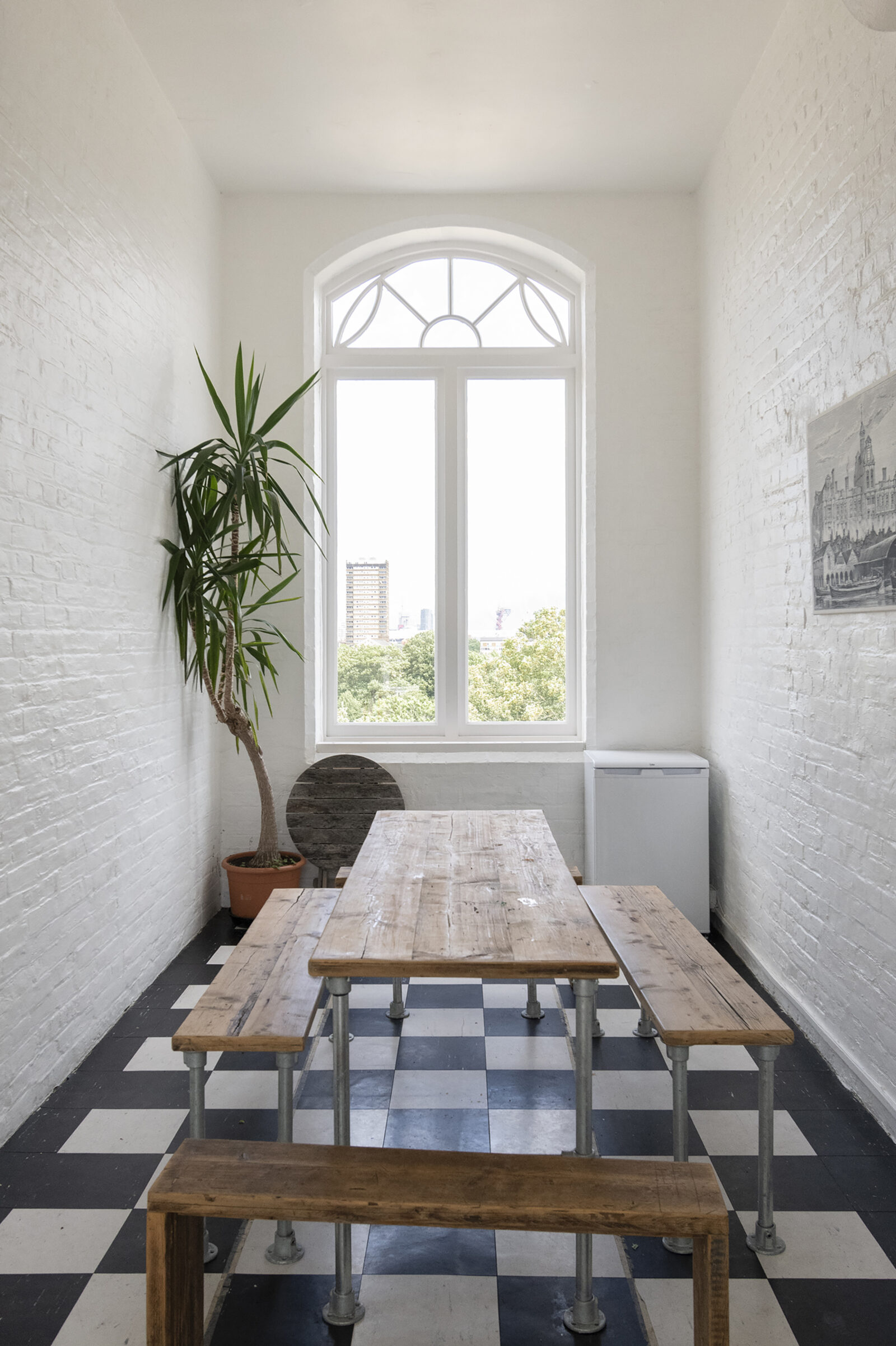 salle à manger sol damier dans loft avec canapé rose