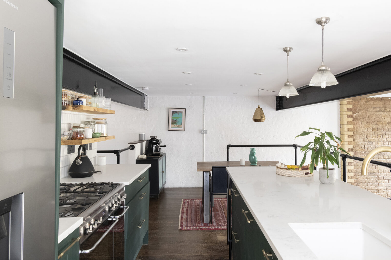 cuisine sur mezzanine loft avec canapé rose