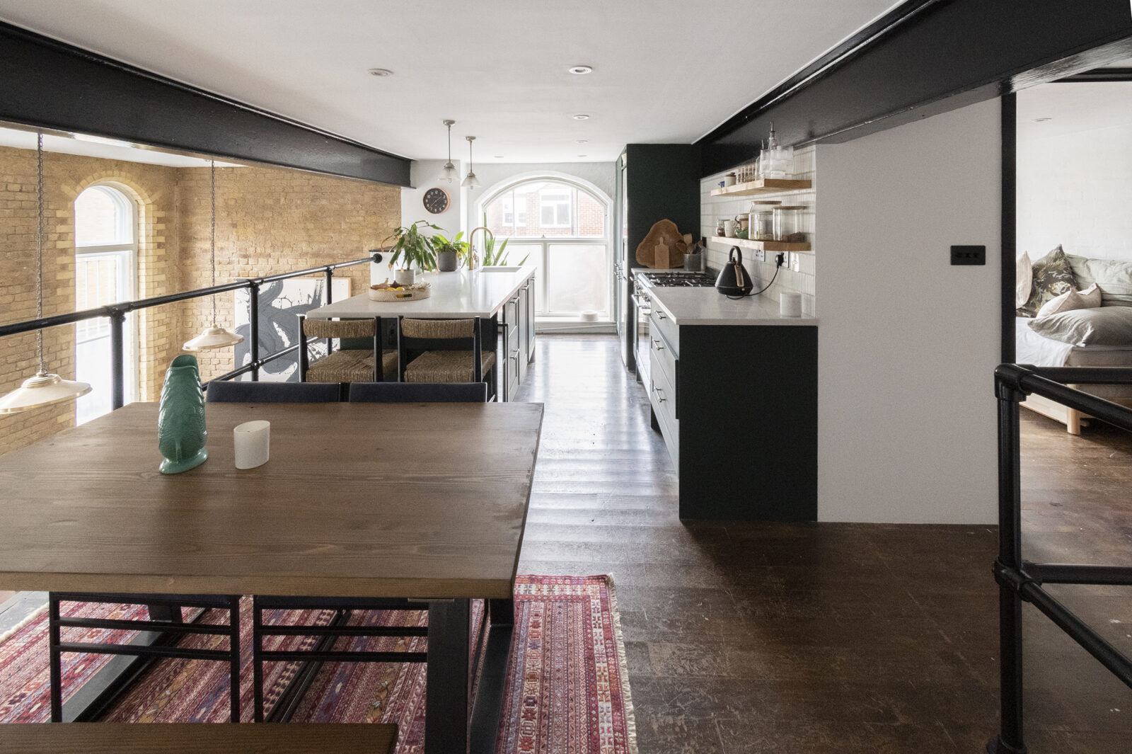 cuisine sur mezzanine loft avec canapé rose