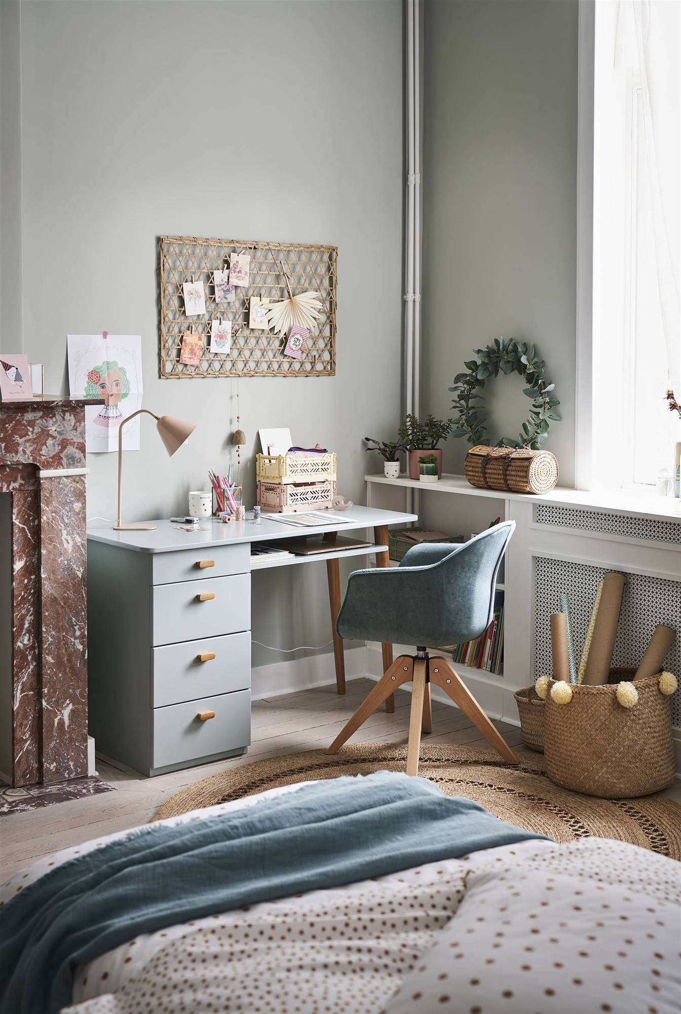 bureau enfant dans chambre grise
