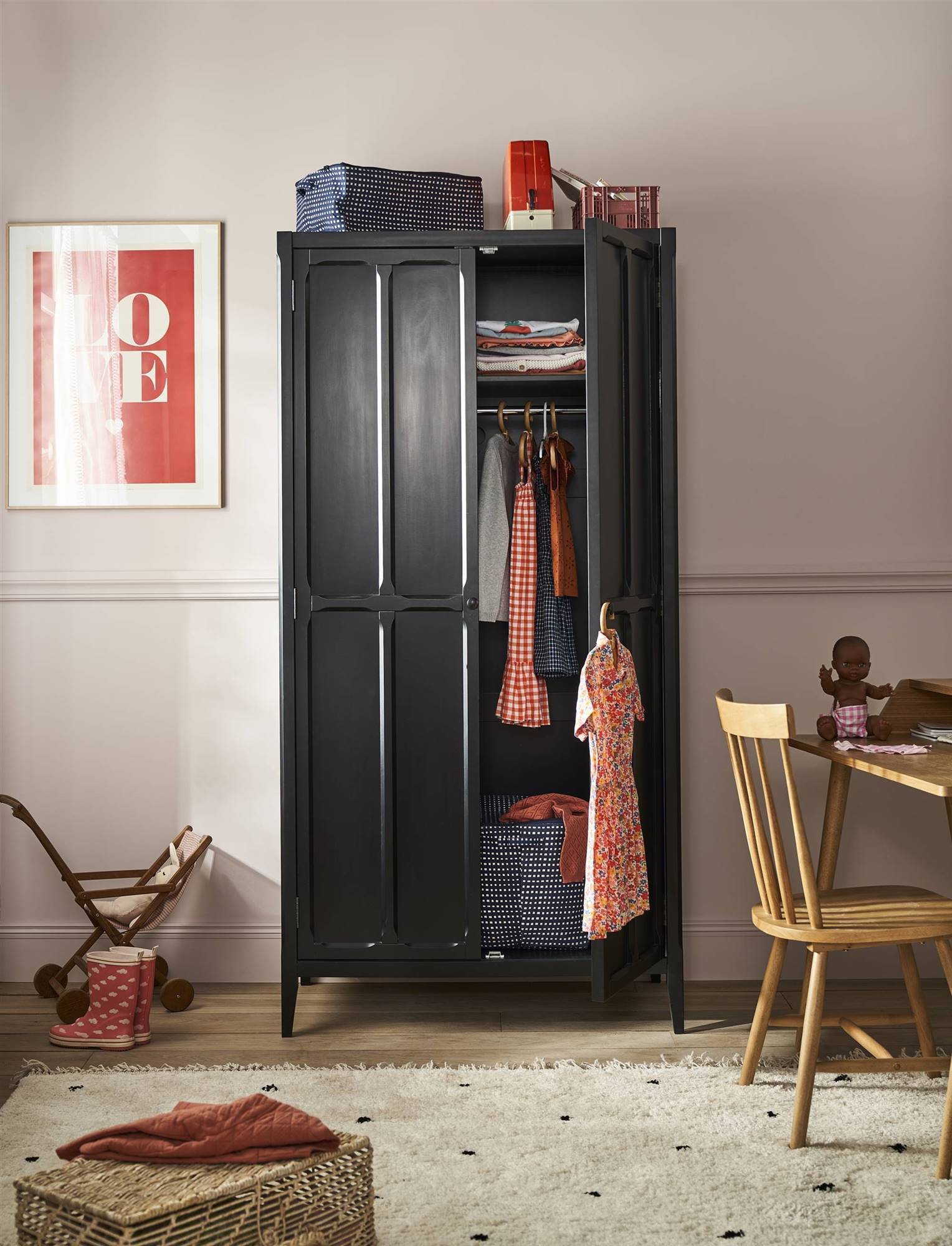 chambre enfant avec armoire noire