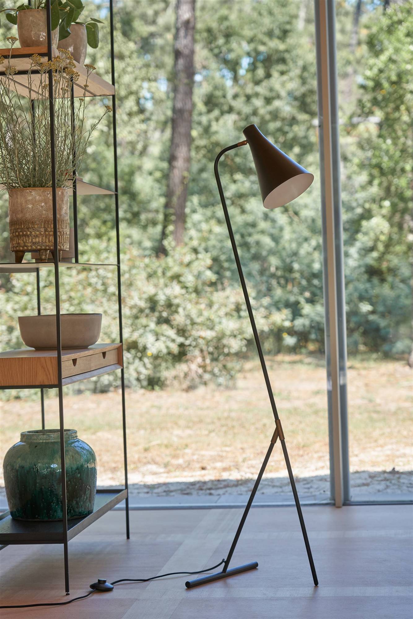 salon avec lampe design métal