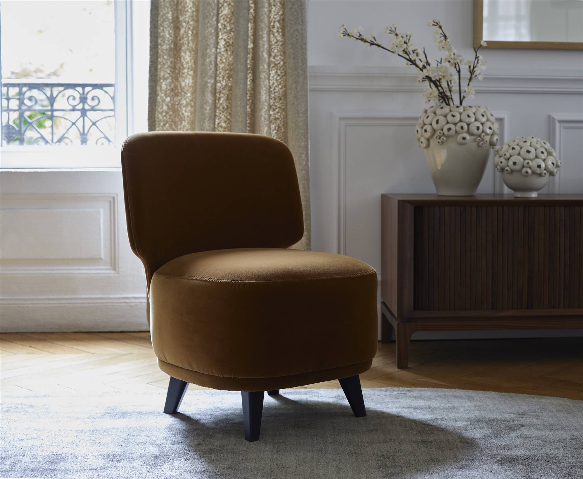 salon avec fauteuil velours