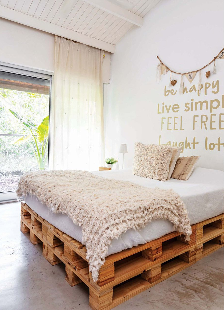 chambre avec lit palettes dans maison contemporaine rénovée chambre avec lit palettes dans maison contemporaine rénovée